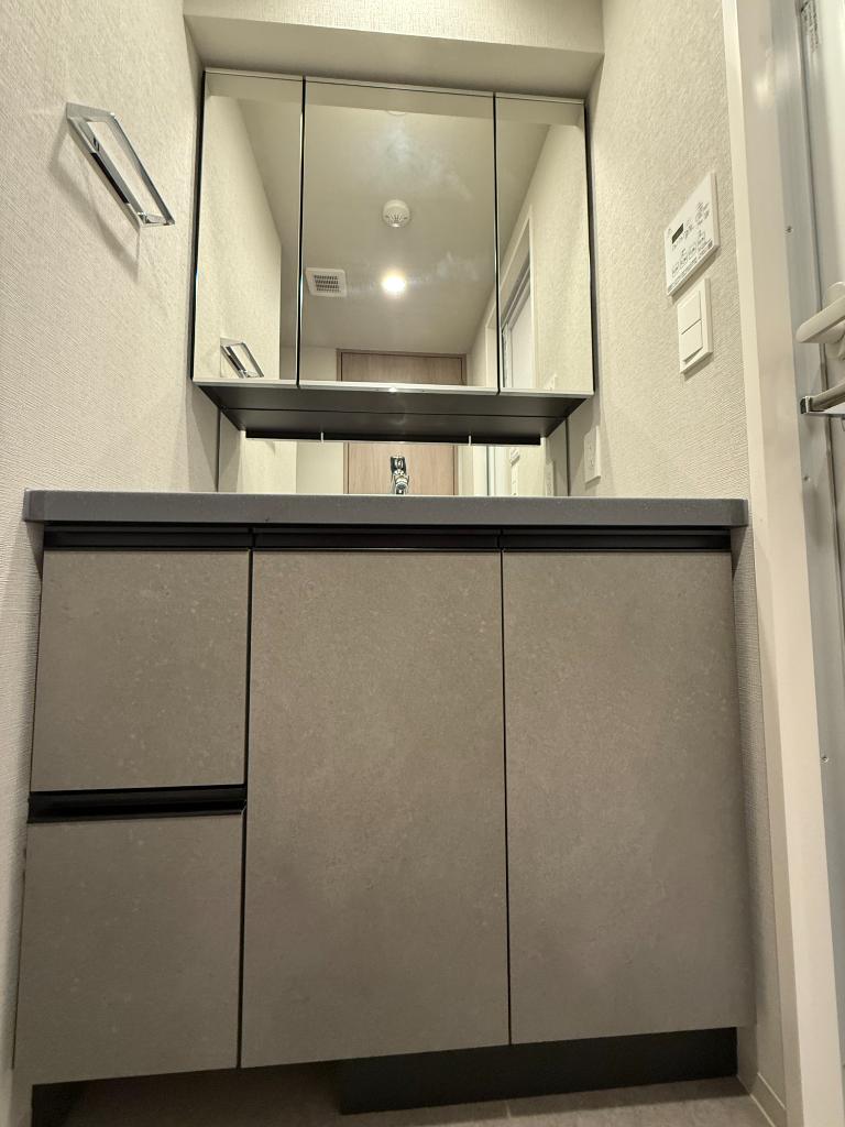803号室