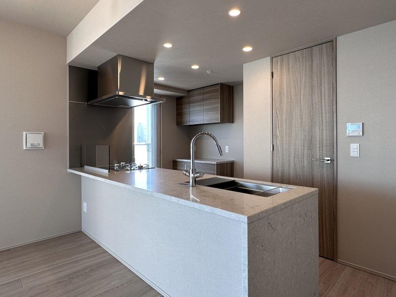 24F 4